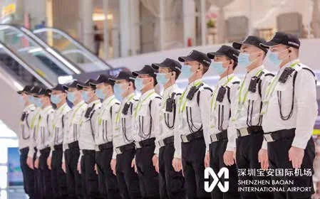 深圳宝安国际机场卫星厅启动仪式：仪式现场列队的机场工作人员