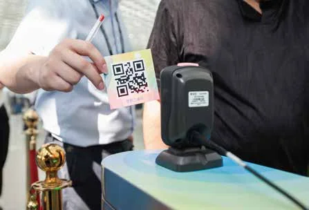 深圳宝安机场客户服务平台发布仪式：来宾展示二维码互动卡片