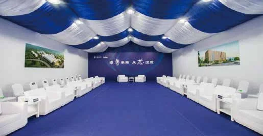 “卓粤未来·从芯出发”粤芯动工仪式：帐篷内的座席与蓝白主题布置