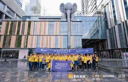 华润置地“改变时代的力量”高峰论坛：商业广场内的活动集体合影