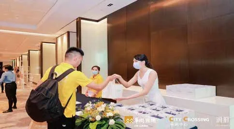 华润置地“改变时代的力量”高峰论坛:论坛现场的签到交流