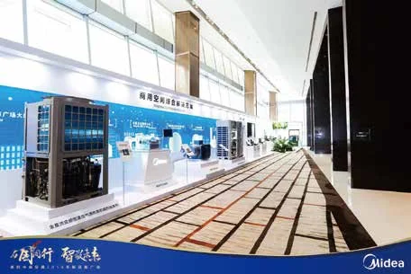 美的中央空调2019年新品发布会：沿走廊布置的空调产品展示