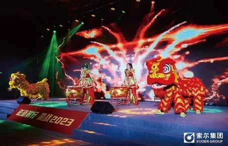 索尔集团19周年庆：周年庆舞台上的舞狮表演