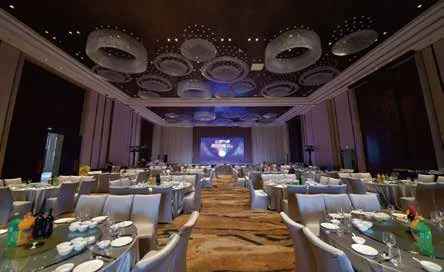 腾讯医疗健康部门年会:部门年会的宴会舞台与圆桌座席