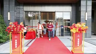 深圳光明天安云谷·云科府入伙活动：红色迎宾地毯与现场来宾