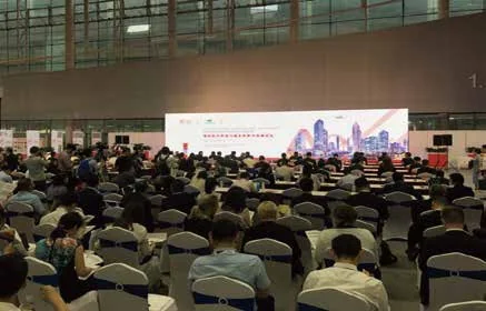 世界航线大会：世界航线大会的主屏与观众席