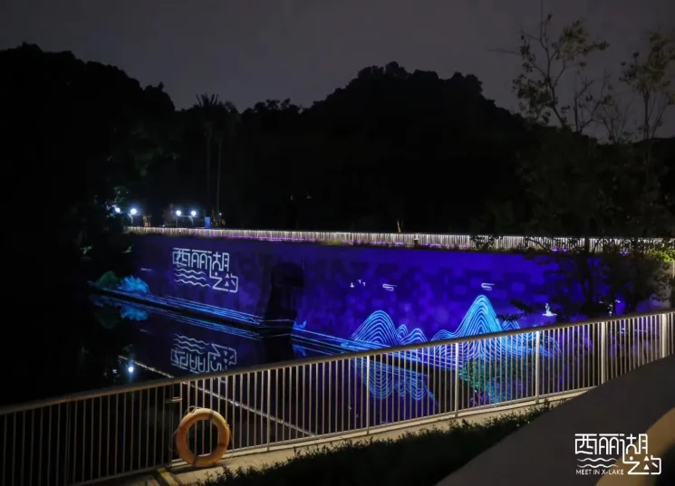 西丽湖论坛夜间舞台与水面倒影