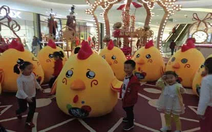 卓悦汇迎新年系列活动：迎新年活动中的角色装置与参与者