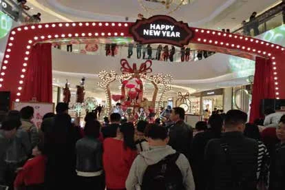 卓悦汇迎新年系列活动：迎新年主题入口与现场人群